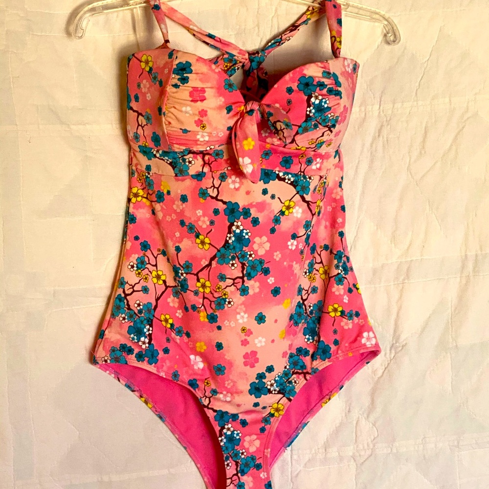 Brand NWT Pink floral Sz L swimsuit. SOOO CUTE.